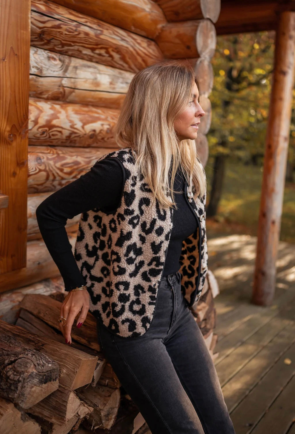 Strikket vest til kvinder med leopardprint og knaplukning