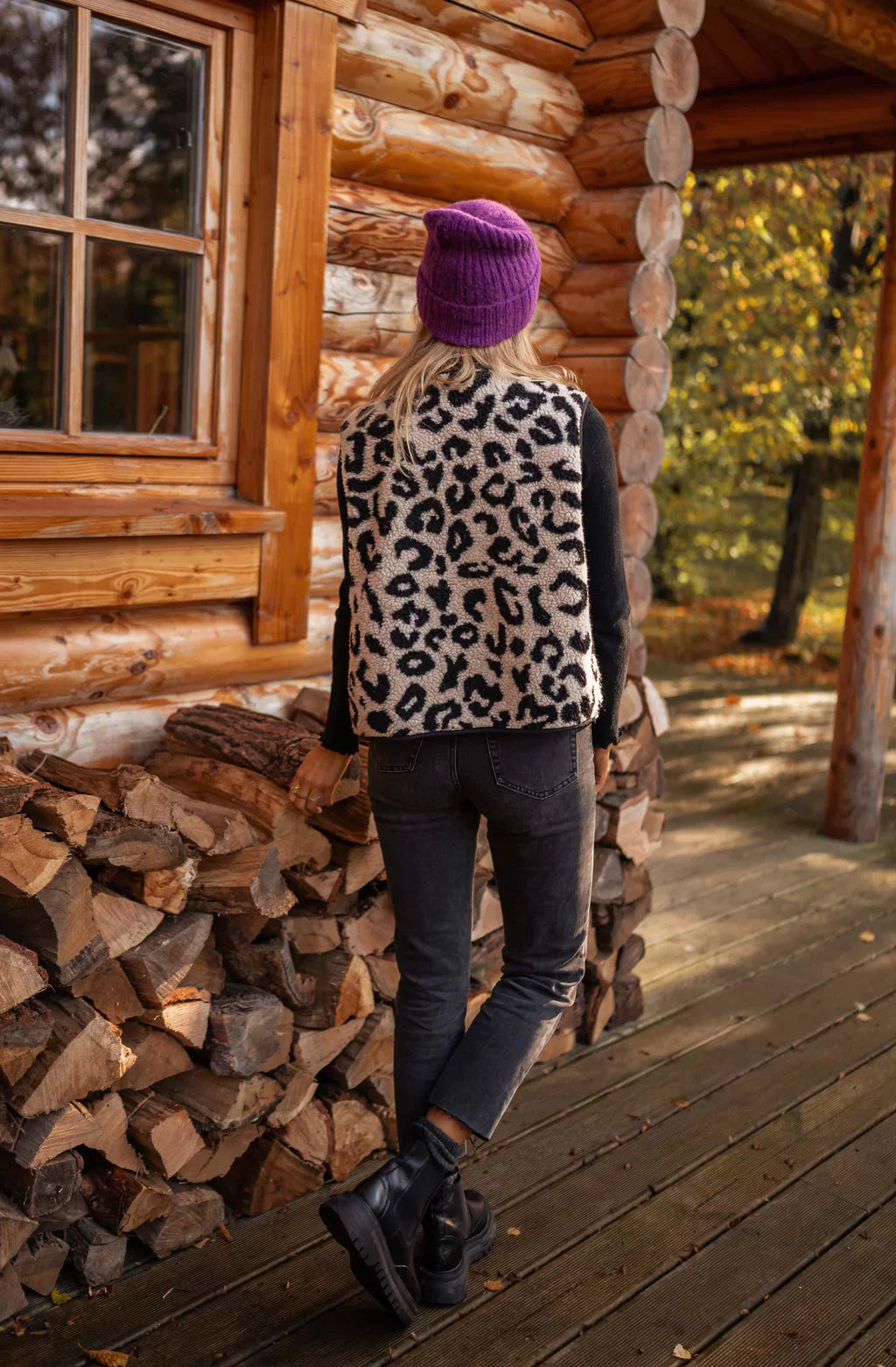 Strikket vest til kvinder med leopardprint og knaplukning