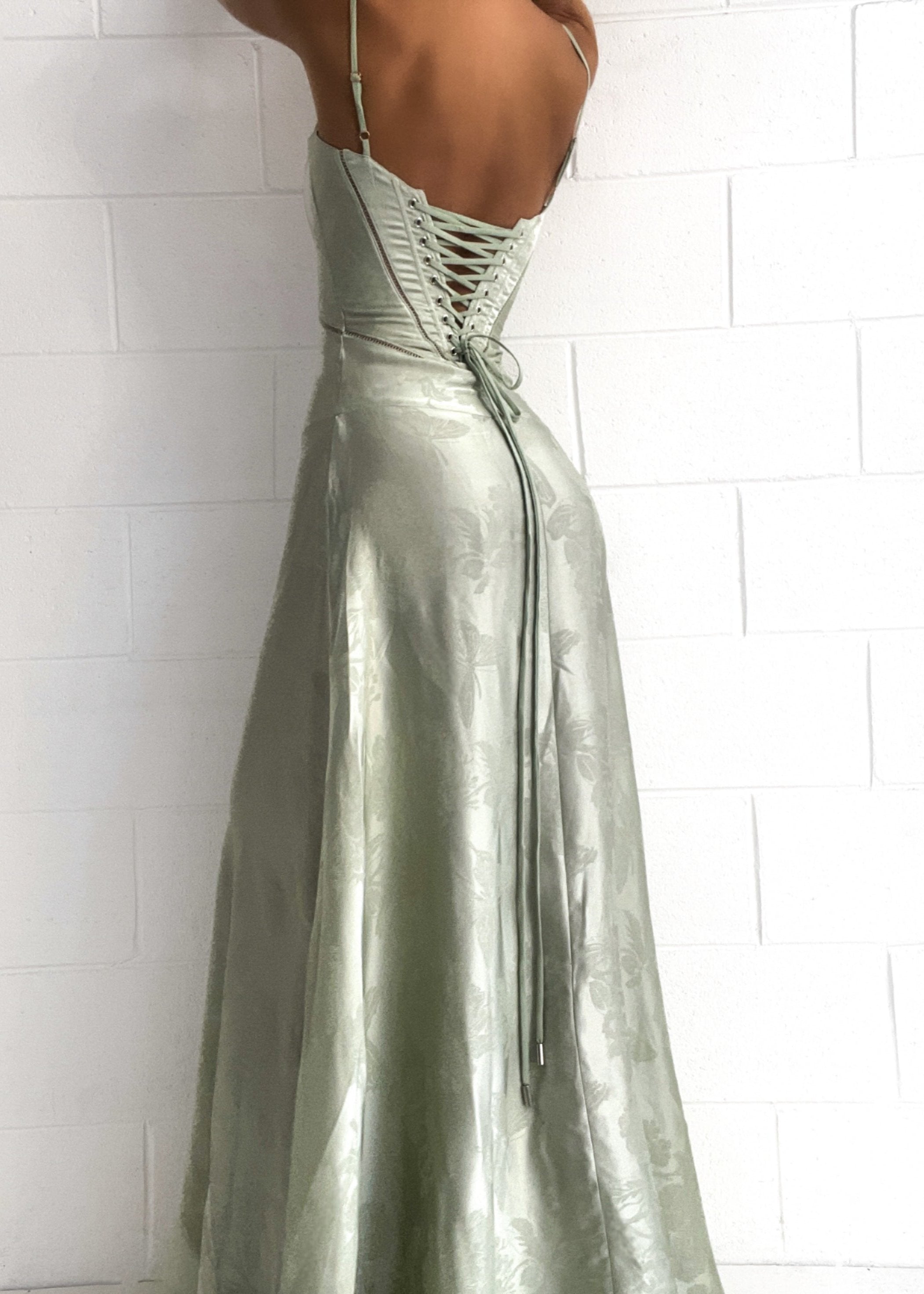 Satynowa sukienka maxi | Ramiączka spaghetti i zaokrąglony krój | Elegancki glamour