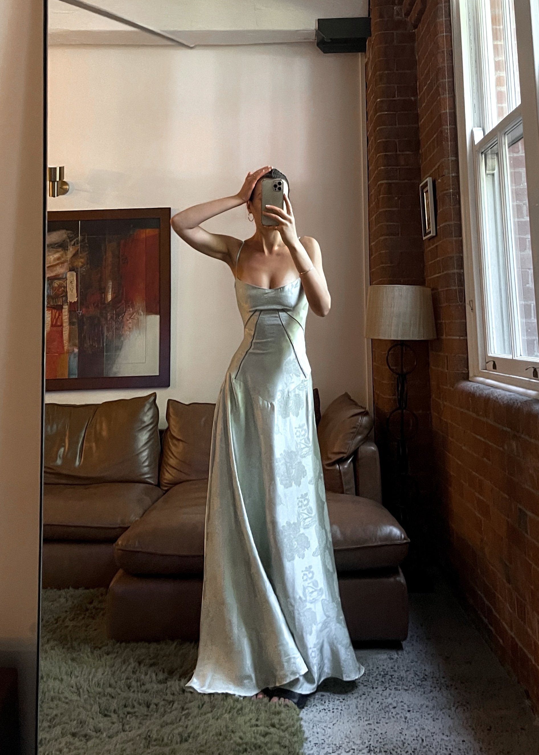 Satynowa sukienka maxi | Ramiączka spaghetti i zaokrąglony krój | Elegancki glamour