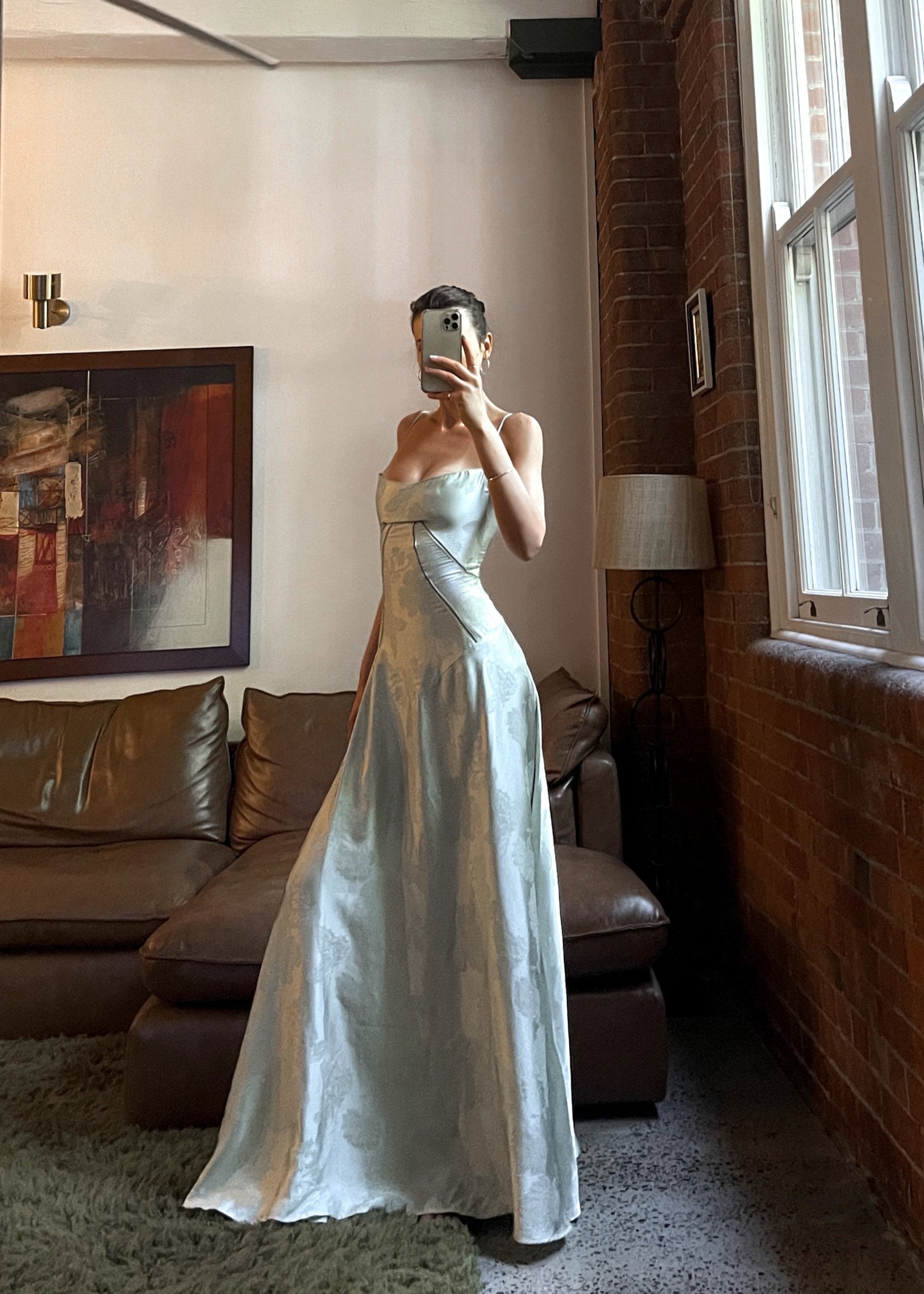 Satynowa sukienka maxi | Ramiączka spaghetti i zaokrąglony krój | Elegancki glamour