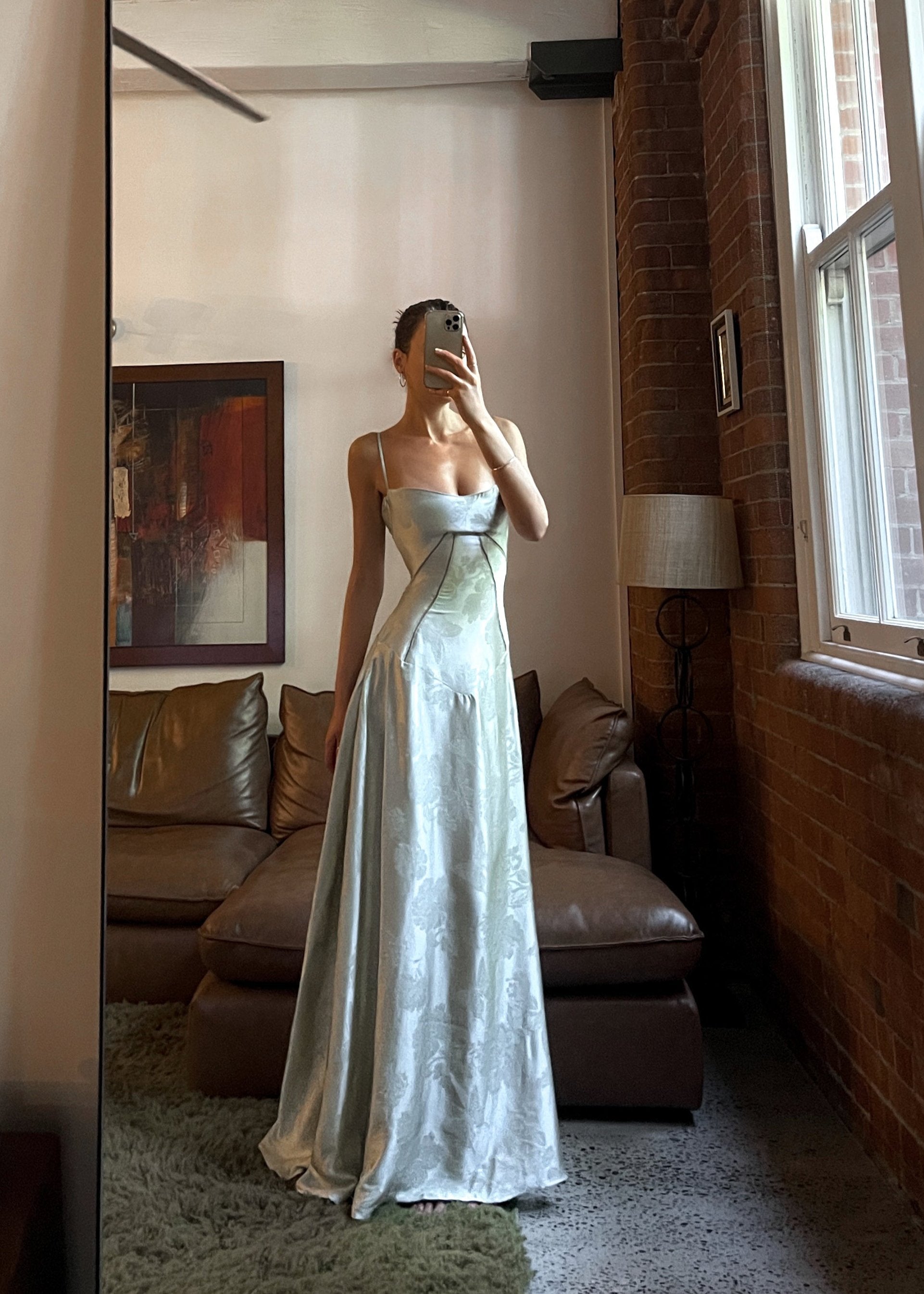 Satynowa sukienka maxi | Ramiączka spaghetti i zaokrąglony krój | Elegancki glamour
