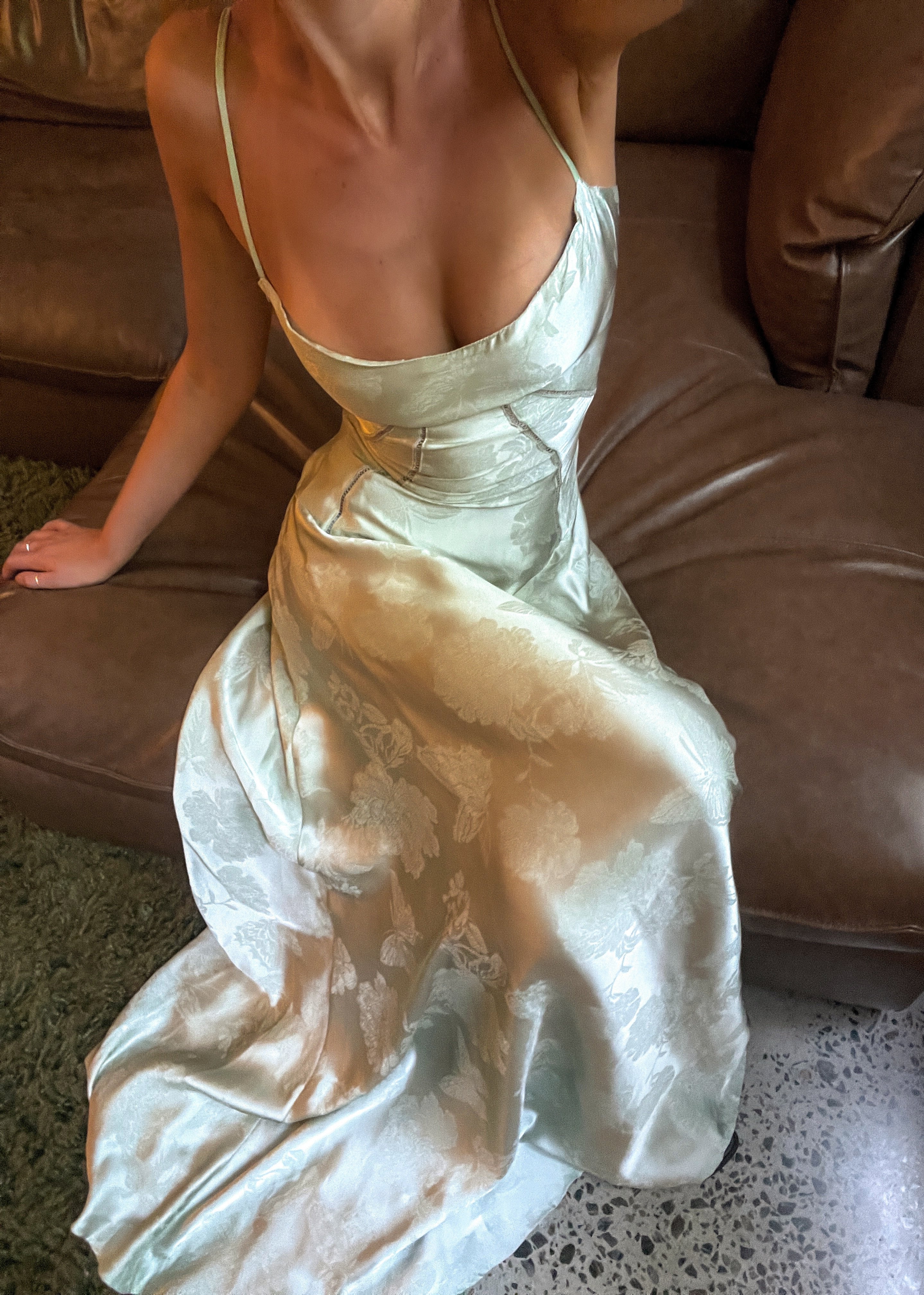 Satynowa sukienka maxi | Ramiączka spaghetti i zaokrąglony krój | Elegancki glamour