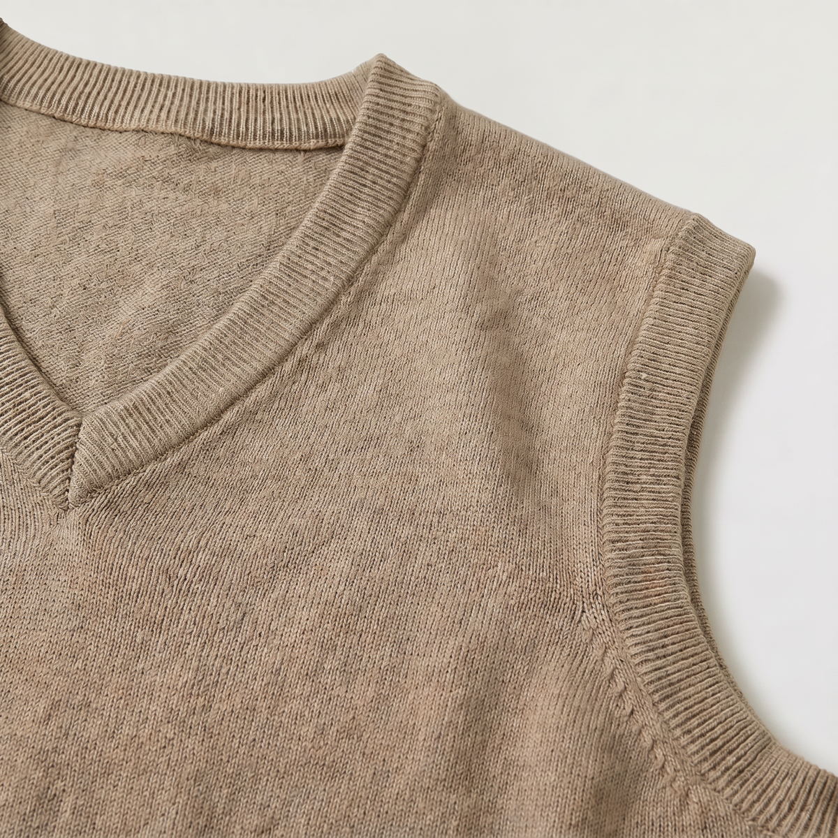 Ανδρικό πλεκτό γιλέκο χωρίς μανίκια με V-neck | Γιλέκο σε κανονική εφαρμογή για smart casual συνδυασμούς | Κλασικό πλεκτό γιλέκο χωρίς μανίκια