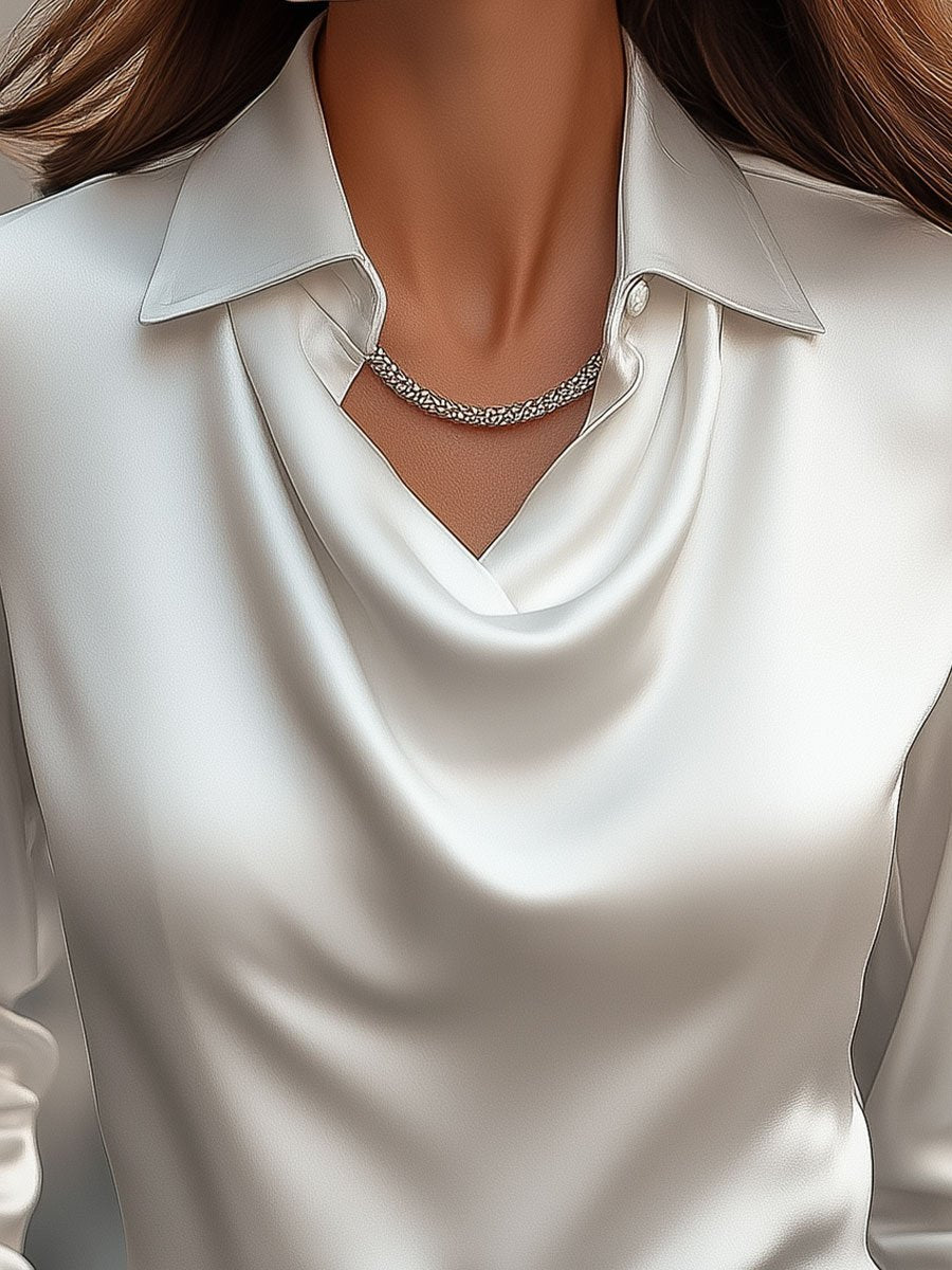Witte satijnen blouse met watervalhals close-up detail
