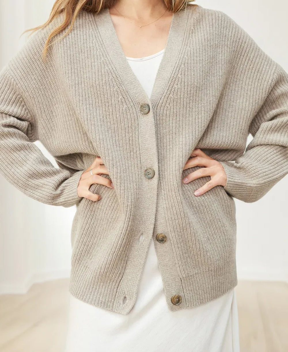 Cárdigan oversize con detalles de botones para mayor calidez