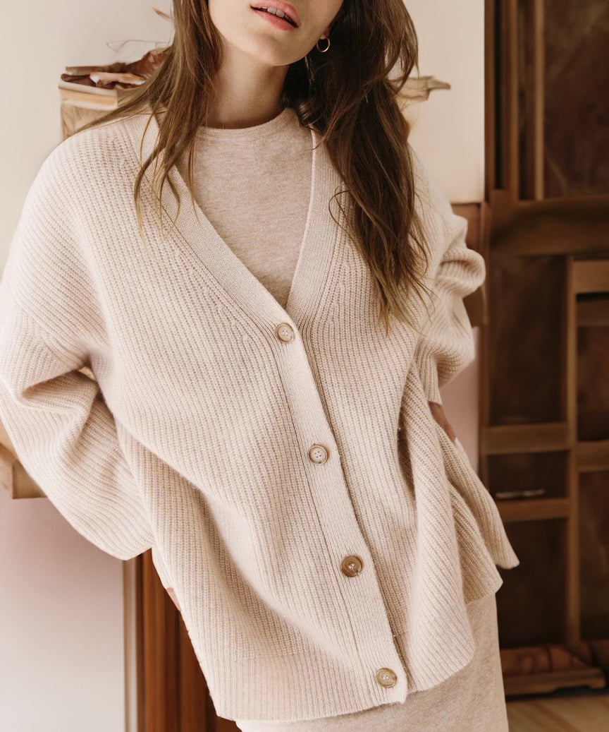 Cárdigan oversize con detalles de botones para mayor calidez