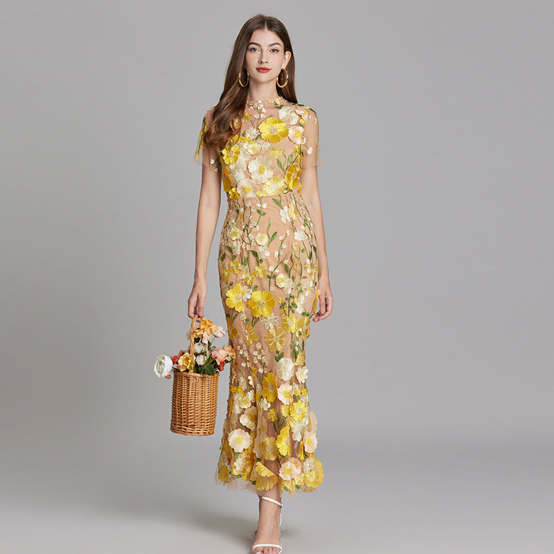 Vestido de noche de corte sirena con apliques florales