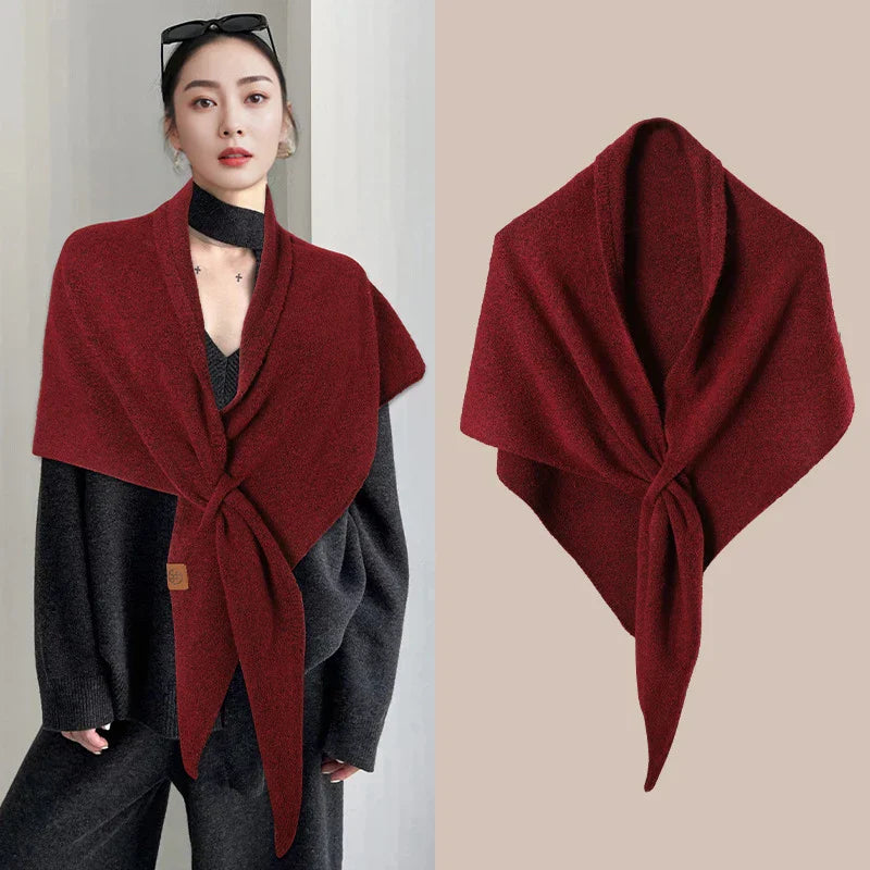 Fashionable triangular scarf for women made of a wool blend for autumn and winter