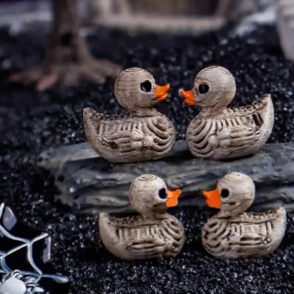 Miniaturní gotické figurky kachniček s lebkami z pryskyřice – sada halloweenských dekorací
