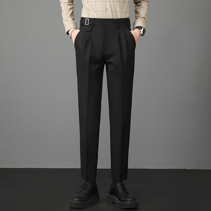 Pantaloni eleganti neri da uomo, abbinati a camicia beige a quadri e scarpe nere. Moda maschile, abbigliamento formale, stile classico.