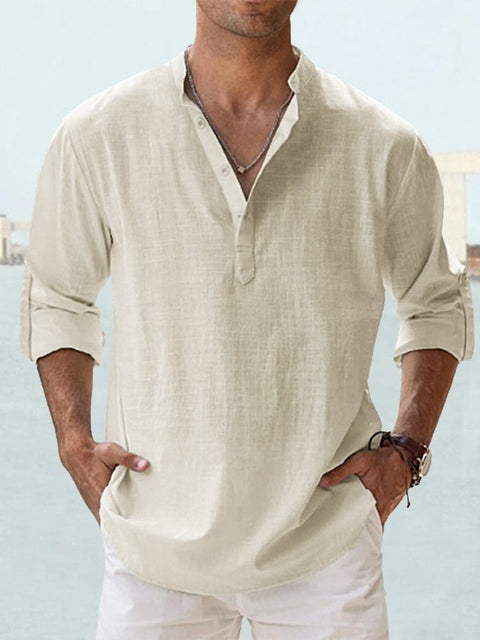 Camicia uomo lino beige, maniche lunghe arrotolate, stile casual estivo. Perfetta per look eleganti e rilassati. Sfondo marino.