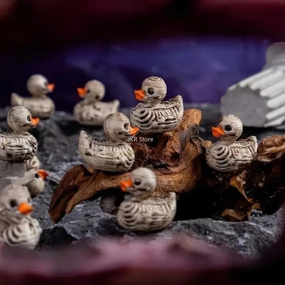 Miniaturní gotické figurky kachniček s lebkami z pryskyřice – sada halloweenských dekorací