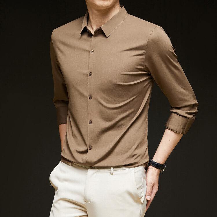 Camicia marrone elegante da uomo a maniche lunghe, abbinata a pantaloni chiari. Moda maschile, abbigliamento formale, stile moderno.