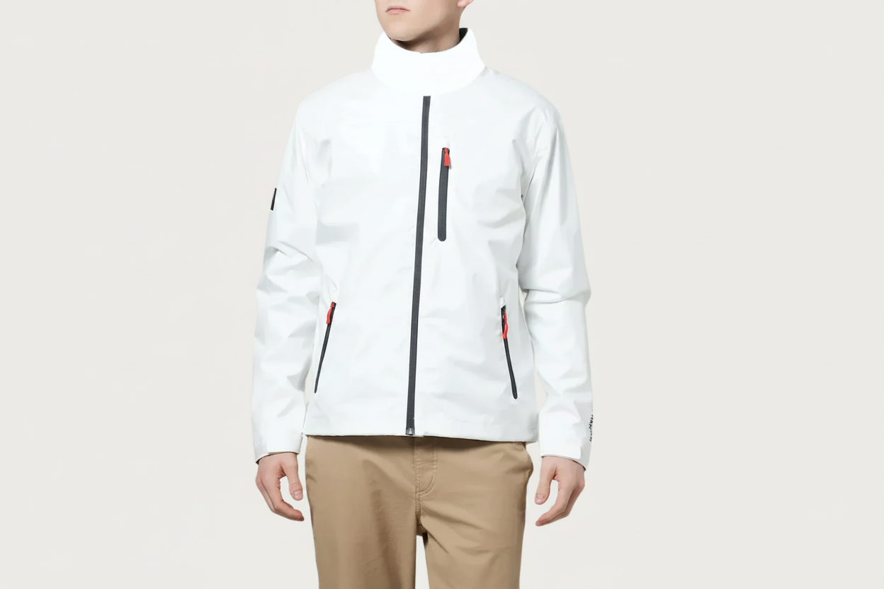 Giacca impermeabile bianca Helly Hansen da uomo, con zip nera e dettagli rossi, ideale per attività outdoor. Design moderno e funzionale.