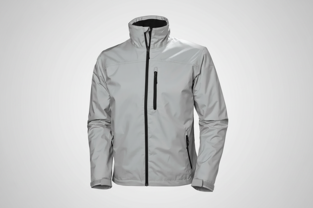 Giacca impermeabile Helly Hansen bianca, con zip frontale nera e tasche laterali. Design sportivo, ideale per attività outdoor e tempo libero.