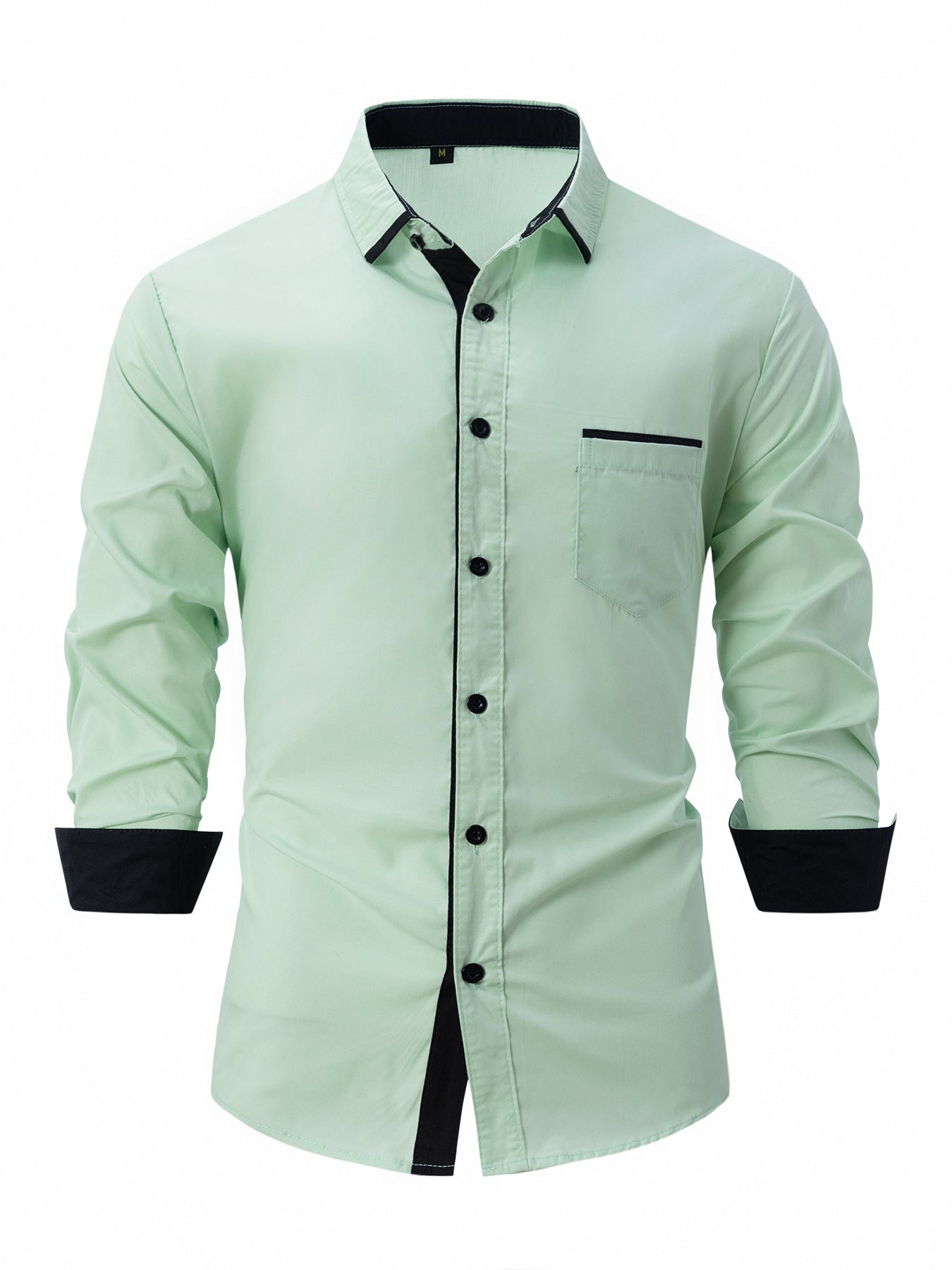 Camicia uomo verde chiaro, maniche lunghe, colletto classico, dettagli neri su polsini e bottoni, taschino frontale. Moda elegante casual.