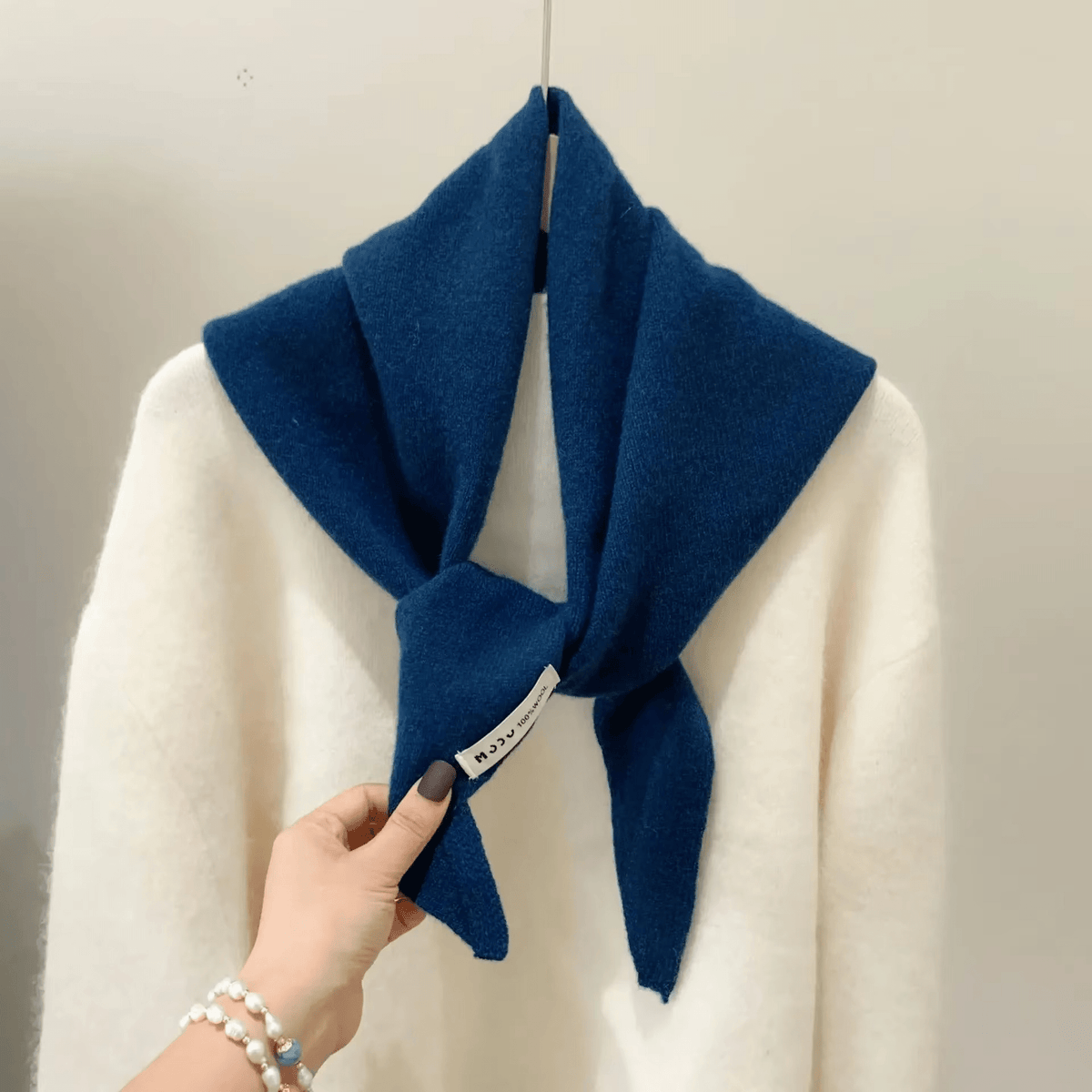 CosyWrap – Niche Wool Triangular Knitted Scarf for Women as a Headscarf or Warm Wrap