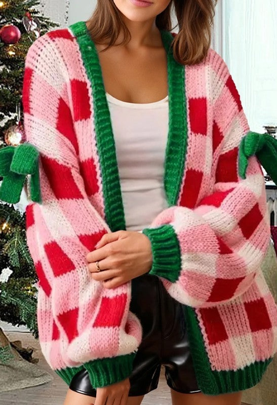 Cárdigan navideño de mujer a cuadros rosa: jersey de punto con abertura delantera, ribete verde y detalles de lazos