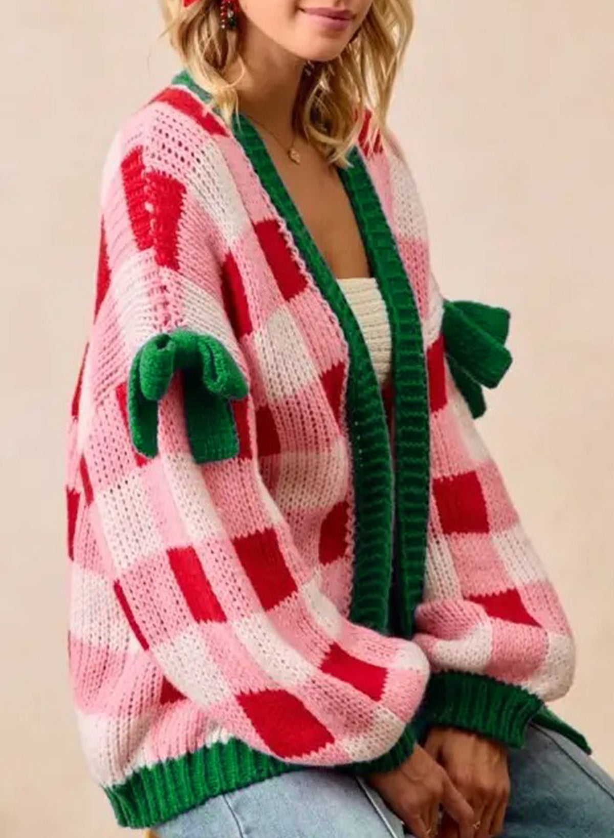 Cárdigan navideño de mujer a cuadros rosa: jersey de punto con abertura delantera, ribete verde y detalles de lazos