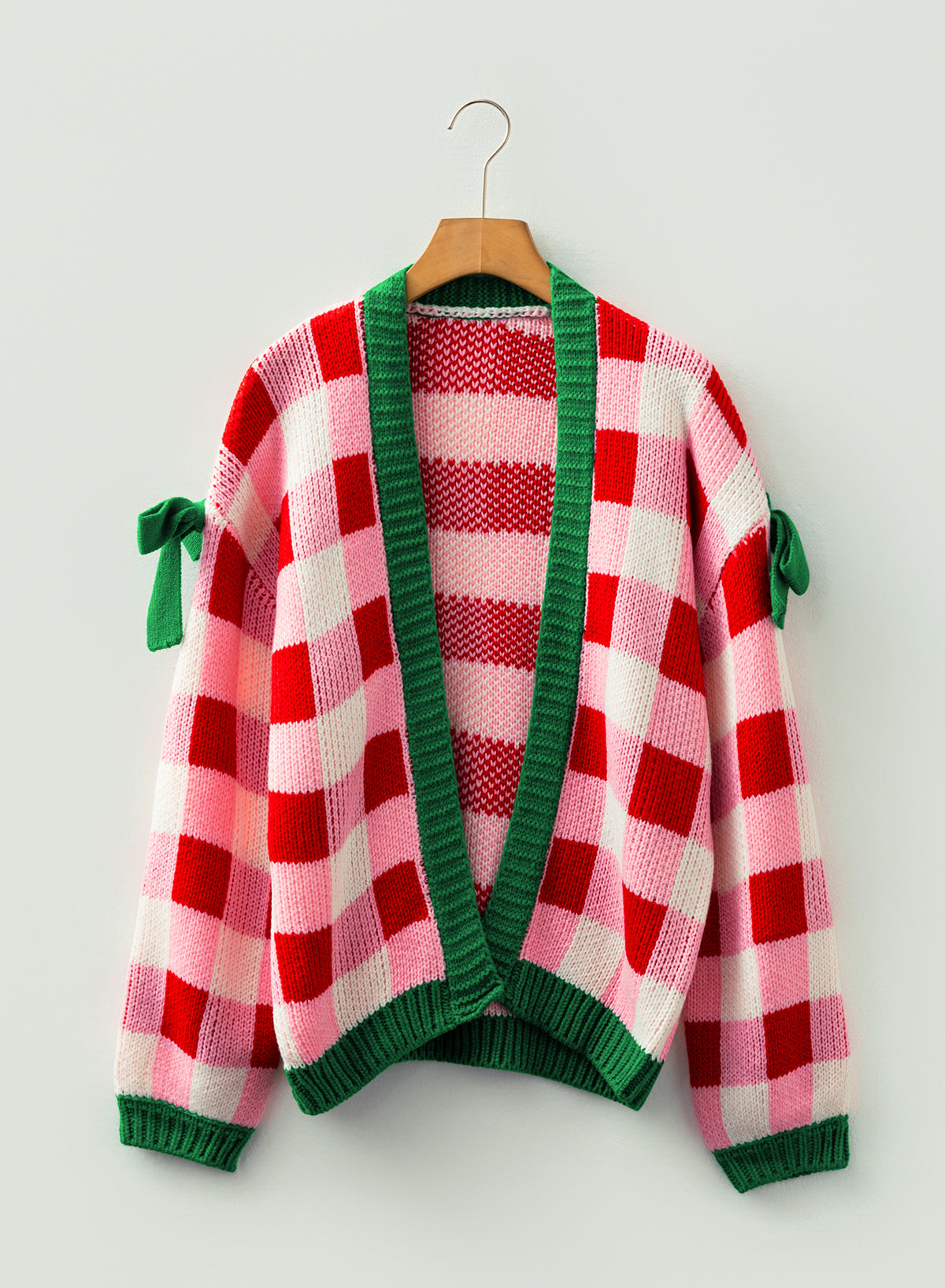 Cárdigan navideño de mujer a cuadros rosa: jersey de punto con abertura delantera, ribete verde y detalles de lazos