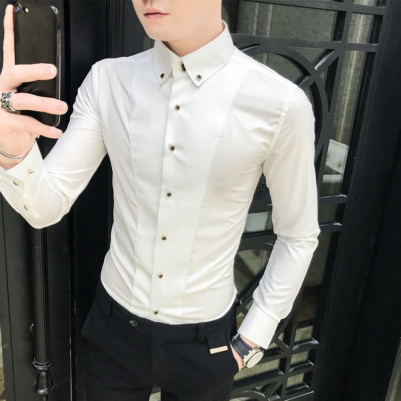 Uomo in camicia bianca elegante con bottoni dorati, pantaloni neri, orologio al polso, scatta selfie. Moda maschile, abbigliamento formale.