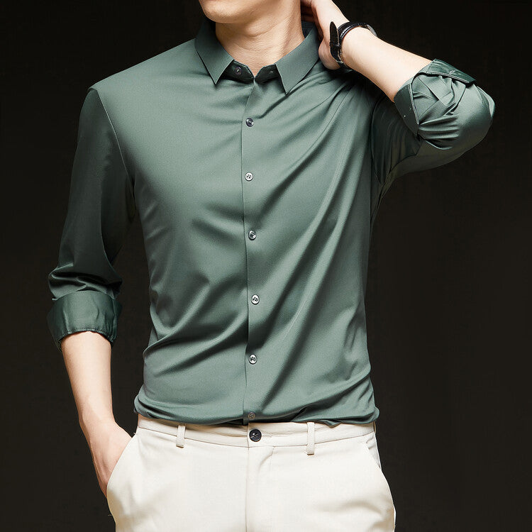 Camicia verde elegante da uomo con maniche arrotolate, abbinata a pantaloni chiari. Moda maschile, abbigliamento casual chic, stile moderno.