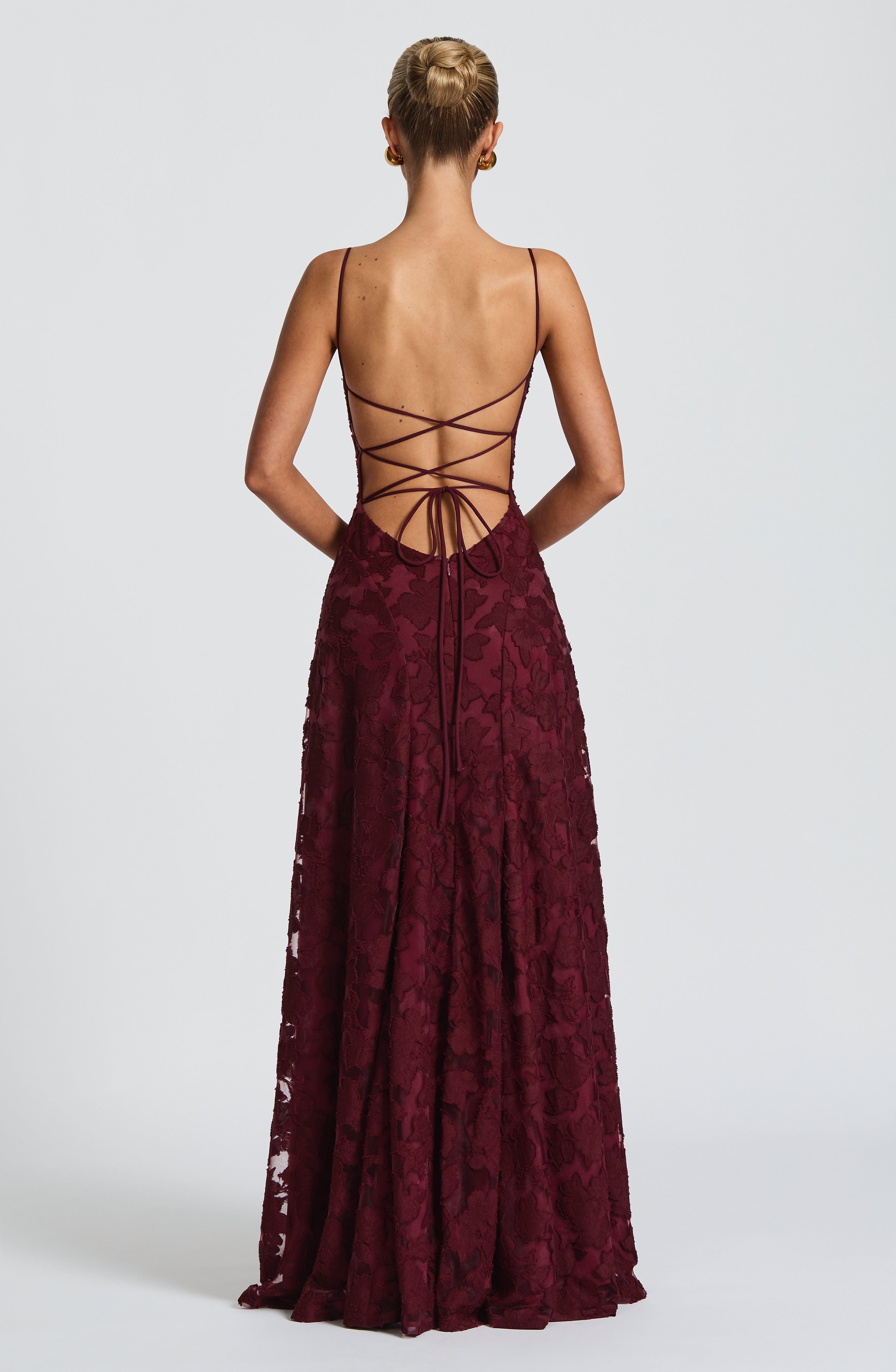 Vestido largo de mujer con estampado floral, tirantes finos y lazo ajustable en la espalda | Vestido largo de verano para ocasiones especiales