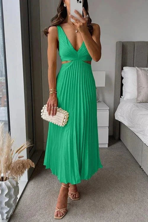 Robe midi plissée sans manches, col en V, avec découpes ajustées, en tissu léger pour un look élégant en soirée.