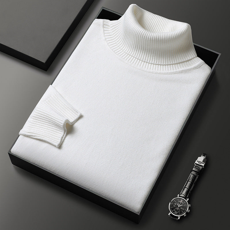 Maglione dolcevita bianco in cashmere su sfondo nero, elegante e moderno, accanto a un orologio da polso di lusso. Moda uomo, abbigliamento invernale.